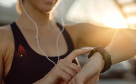 เขียนคำสั่ง AI ChatGPT Prompts สร้างผลิตภัณฑ์ Wearable Fitness Tracker ที่วัดคุณภาพอากาศและรับรังแสง UV