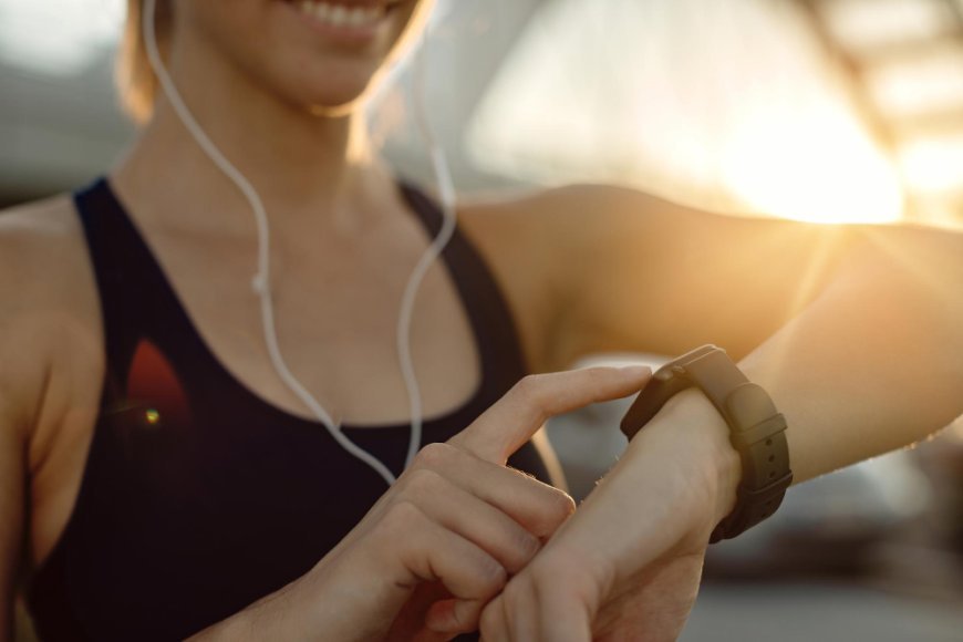 เขียนคำสั่ง AI ChatGPT Prompts สร้างผลิตภัณฑ์ Wearable Fitness Tracker ที่วัดคุณภาพอากาศและรับรังแสง UV